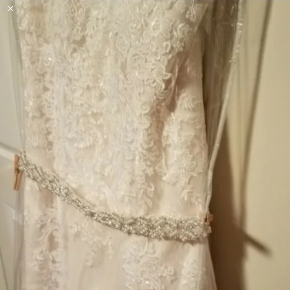 Wedding gown - Picture 3 of 4